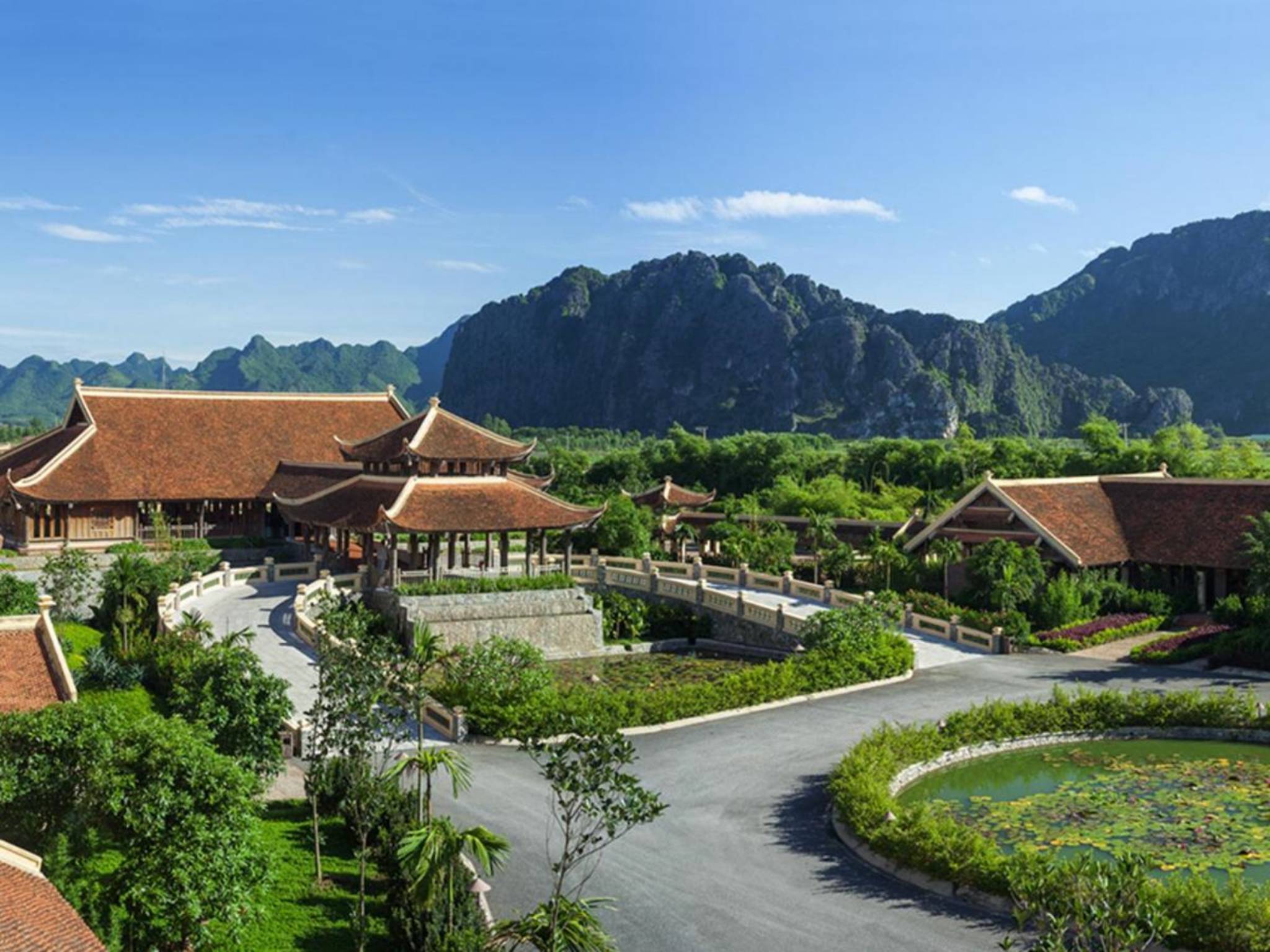 Không gian ngoài trời tại Emeralda Resort Ninh Binh